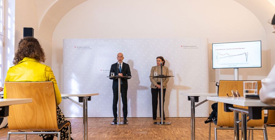 Bundesminister Martin Kocher und Staatssekretärin Susanne Kraus-Winkler bei der Pressekonferenz anlässlich des Tourismusforums 2024